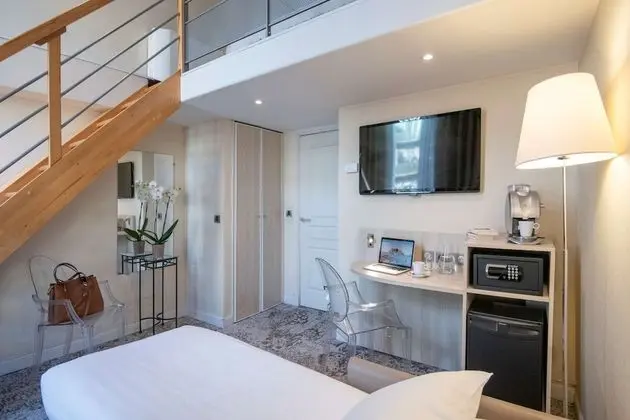 Executive Oda, 1 En Büyük (King) Boy Yatak, Sigara İçilmez (with Two Single SofaBeds)