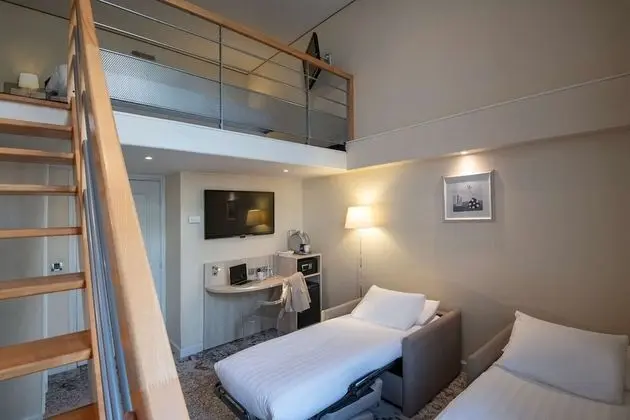 Executive Oda, 1 En Büyük (King) Boy Yatak, Sigara İçilmez (with Two Single SofaBeds)