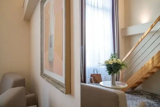 Executive Oda, 1 En Büyük (King) Boy Yatak, Sigara İçilmez (with Two Single SofaBeds)