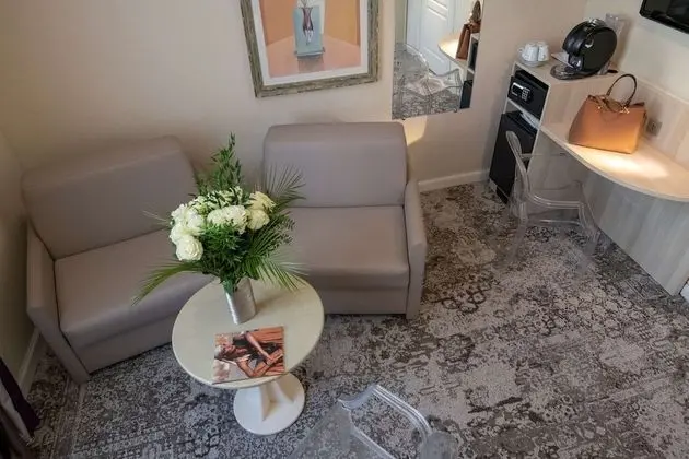 Executive Oda, 1 En Büyük (King) Boy Yatak, Sigara İçilmez (with Two Single SofaBeds)
