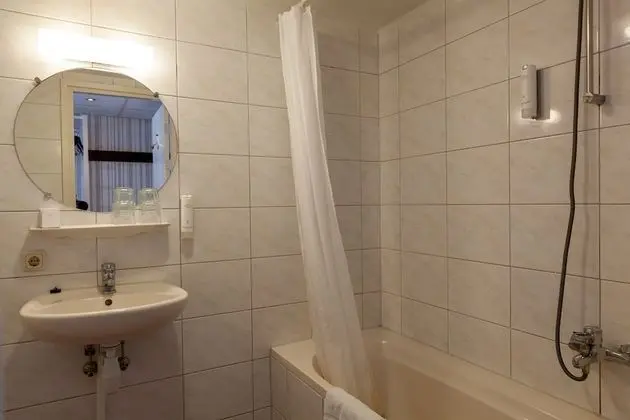 Family Oda, 3 Tek Kişilik Yatak, Sigara İçilmez, Küvet