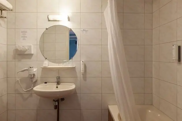 Family Oda, 3 Tek Kişilik Yatak, Sigara İçilmez, Küvet