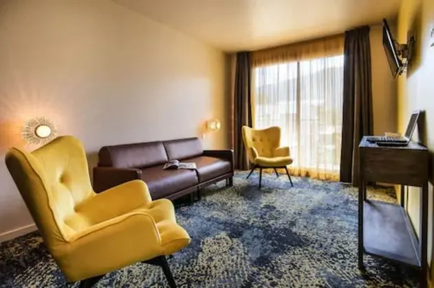 Süit, 1 En Büyük (King) Boy Yatak, Sigara İçilmez (Living Room;with Sofabed)