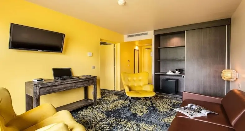 Süit, 1 En Büyük (King) Boy Yatak, Sigara İçilmez (Living Room;with Sofabed)