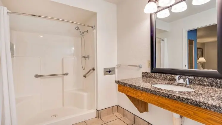 Standard Oda, 1 Büyük (Queen) Boy Yatak, Engellilere Uygun, Sigara İçilmez (Walk-in Shower)