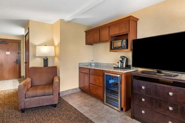 Standard Oda, 2 Büyük (Queen) Boy Yatak, Sigara İçilmez (Larger Room Wet Bar)