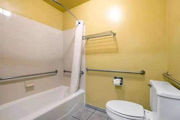 Standard Oda, 2 Büyük (Queen) Boy Yatak, Engellilere Uygun, Sigara İçilmez (Bathtub)