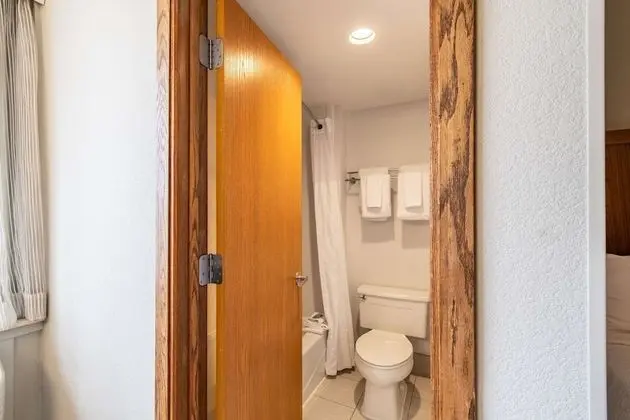Standard Oda, 2 Büyük (Queen) Boy Yatak, Buzdolabı ve Mikrodalga, Köşe