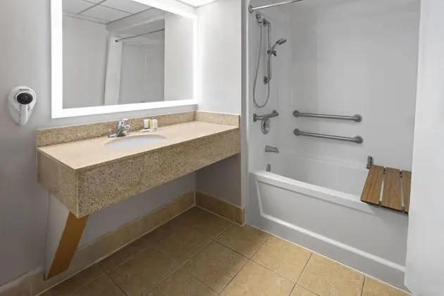 Engellilere uygun banyo
