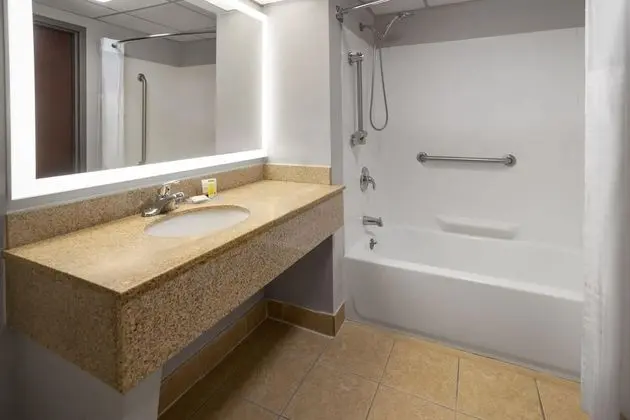 Engellilere uygun banyo