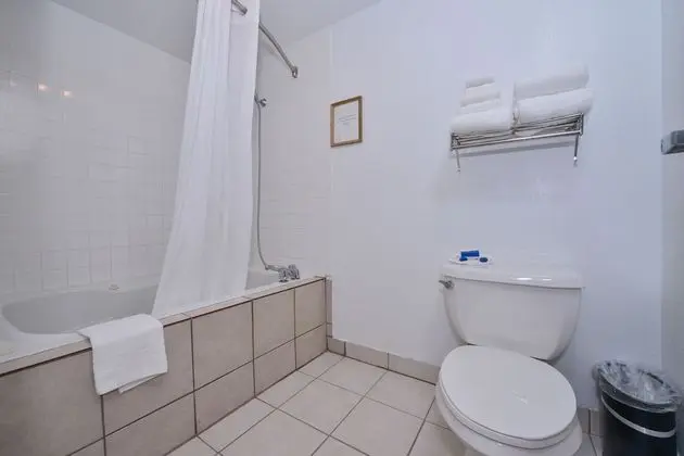 Standard Oda, 2 Büyük (Queen) Boy Yatak, Engellilere Uygun, Küvet