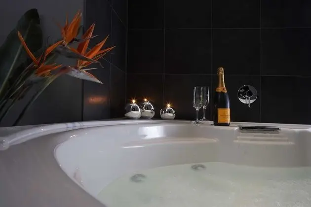 Süit, 1 En Büyük (King) Boy Yatak, Sıcak Su Küveti