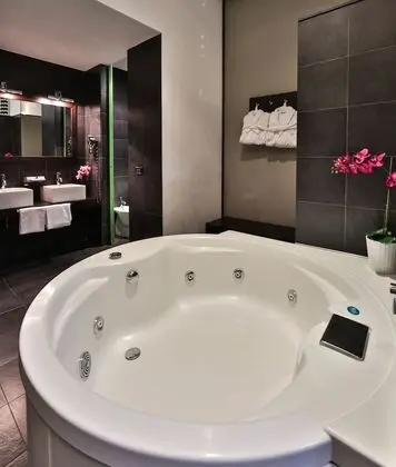 Süit, 1 En Büyük (King) Boy Yatak, Sıcak Su Küveti