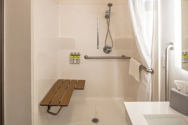 Standard Oda, 1 En Büyük (King) Boy Yatak, Engellilere Uygun (Roll-In Shower)