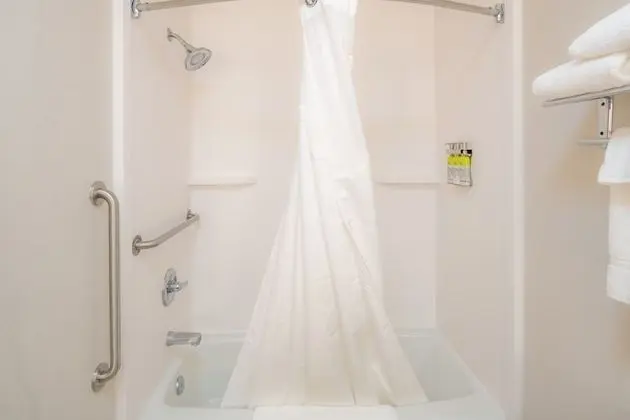 Süit, 2 Büyük (Queen) Boy Yatak, Engellilere Uygun (Accessible Tub)