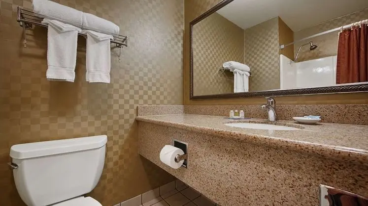 Standard Oda, 2 Büyük (Queen) Boy Yatak, Engellilere Uygun, Küvet (Bathtub)