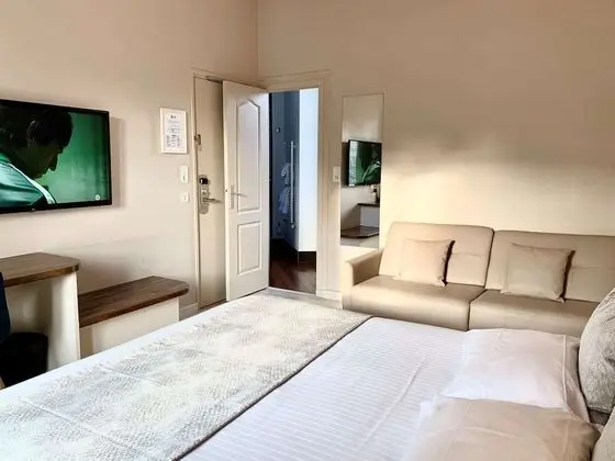 Family Oda, 1 Büyük (Queen) Boy Yatak, Sigara İçilmez (with Sofabed)