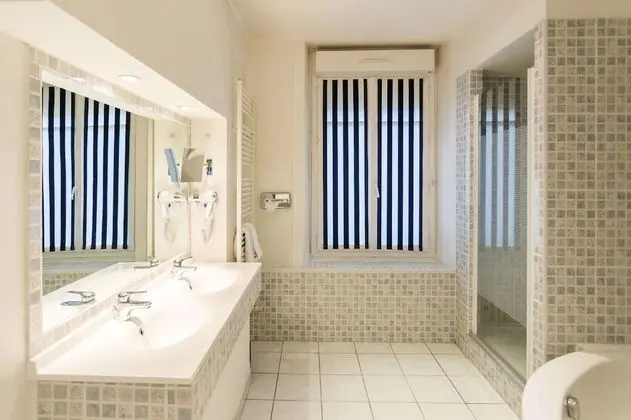 Family Oda, 1 En Büyük (King) Boy Yatak, Sigara İçilmez (with Sofabed)