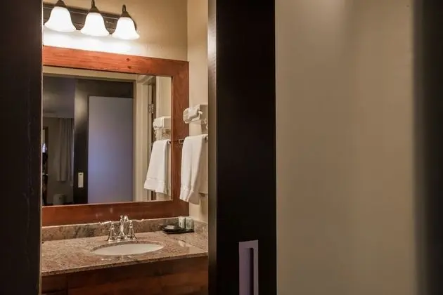 Standard Oda, 2 Büyük (Queen) Boy Yatak, Engellilere Uygun, Sigara İçilmez (Walk-in Shower)