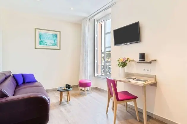 Süit, 1 Büyük (Queen) Boy Yatak, Sigara İçilmez (Separate Lounge)