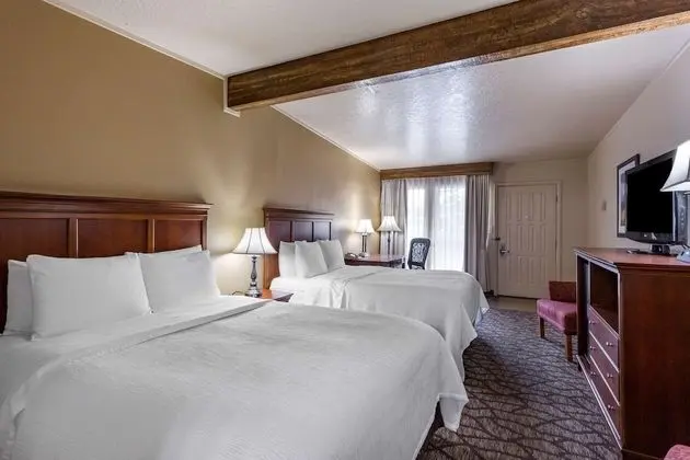 Standard Oda, 2 Büyük (Queen) Boy Yatak, Engellilere Uygun, Küvet