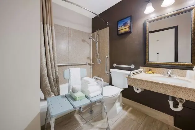 Standard Oda, 2 Büyük (Queen) Boy Yatak, Engellilere Uygun (Refrigerator & Microwave)