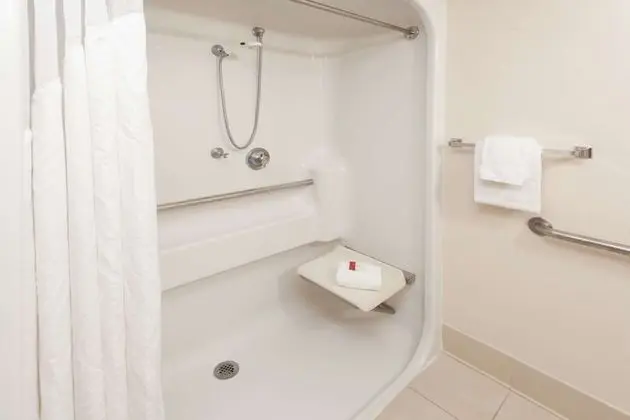 Standard Oda, 1 En Büyük (King) Boy Yatak, Engellilere Uygun (Walk-in Shower)