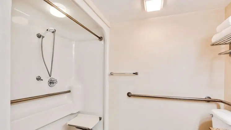 Standard Oda, 1 En Büyük (King) Boy Yatak, Engellilere Uygun (Walk-in Shower)
