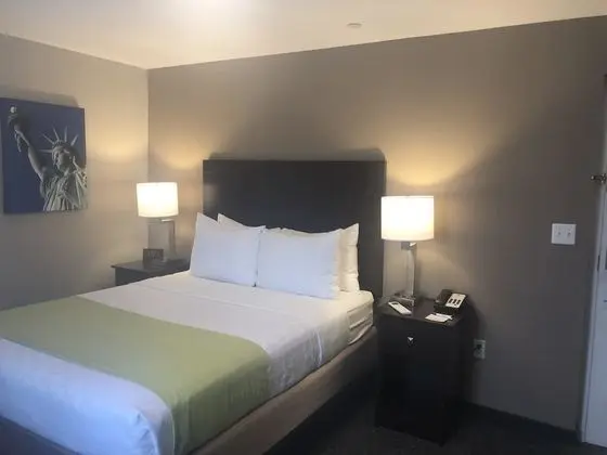 Standard Oda, 1 Büyük (Queen) Boy Yatak, Buzdolabı, Köşe