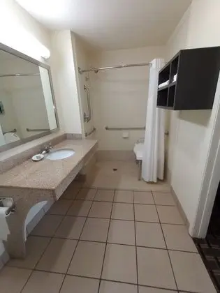 Standard Oda, 2 Büyük (Queen) Boy Yatak, Engellilere Uygun, Küvet