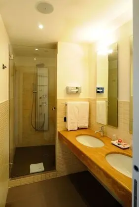 Deluxe Oda, 1 En Büyük (King) Boy Yatak