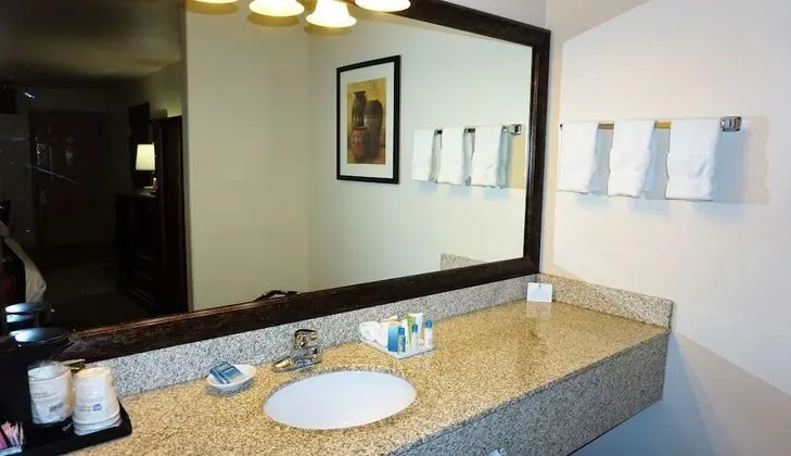 Standard Oda, 2 Büyük (Queen) Boy Yatak, Engellilere Uygun, Sigara İçilmez (Walk-in Shower)