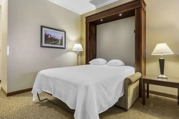 Süit, 1 En Büyük (King) Boy Yatak ve Çekyat, Buzdolabı ve Mikrodalga (with Sofabed)