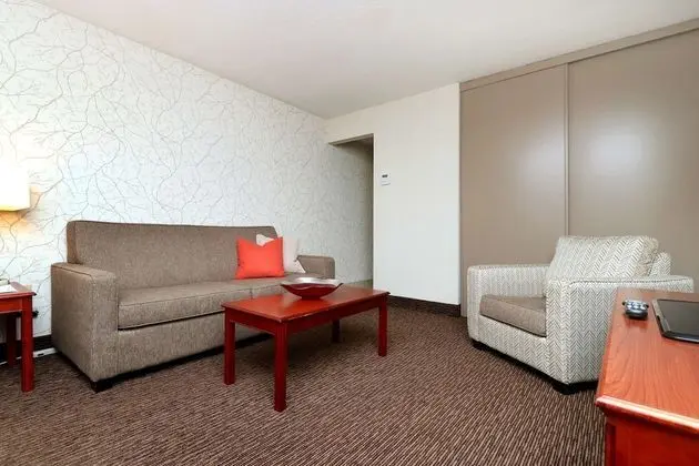 Süit, 1 En Büyük (King) Boy Yatak, Sigara İçilmez, Küçük Mutfak (Oversized Room;with Sofabed)