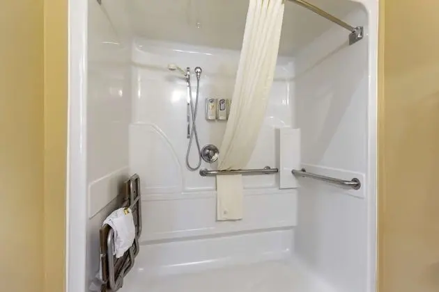 Standard Oda, 1 Büyük (Queen) Boy Yatak, Engellilere Uygun (Refrigerator & Microwave)