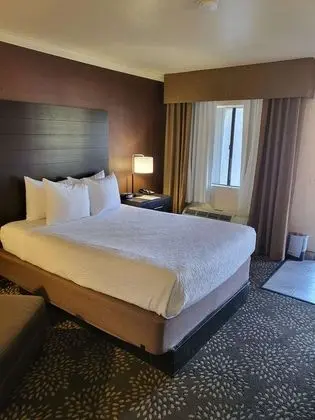 Standard Oda, 1 Büyük (Queen) Boy Yatak, Engellilere Uygun, Sigara İçilmez (Walk-in Shower)