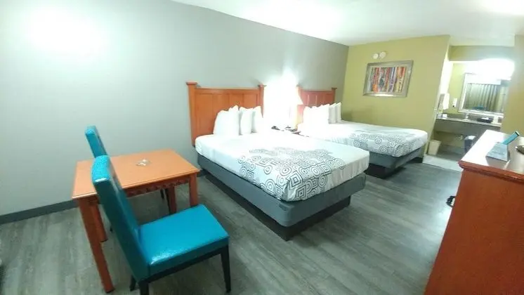 Standard Oda, 2 Çift Kişilik Yatak, Sigara İçilebilir, Buzdolabı ve Mikrodalga (Pet Friendly)