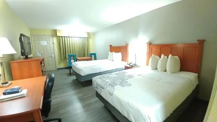 Standard Oda, 2 Çift Kişilik Yatak, Sigara İçilebilir, Buzdolabı ve Mikrodalga (Pet Friendly)