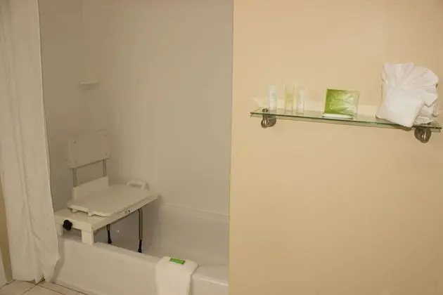 Standard Oda, 1 En Büyük (King) Boy Yatak, Engellilere Uygun, Buzdolabı ve Mikrodalga