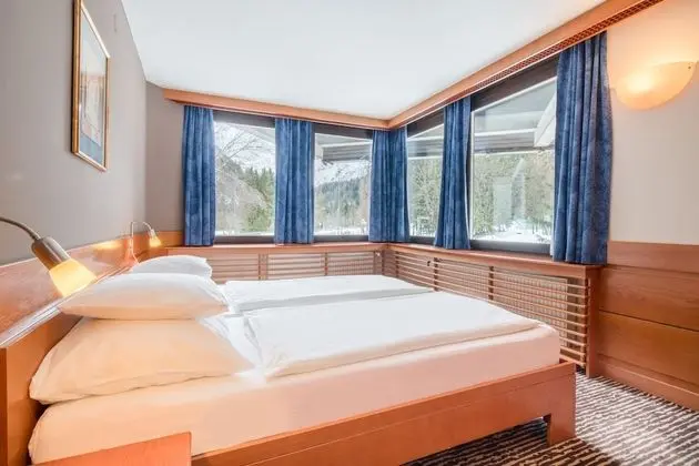 Superior Oda, 1 Çift Kişilik Yatak, Manzaralı (Converts to 2 Twin Beds, Balcony)