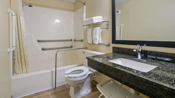 Standard Oda, 2 Büyük (Queen) Boy Yatak, Engellilere Uygun, Sigara İçilmez (Walk-in Shower)