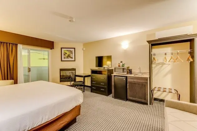 Süit, 1 En Büyük (King) Boy Yatak ve Çekyat, Balkon, Havuz Manzaralı (with Sofabed)