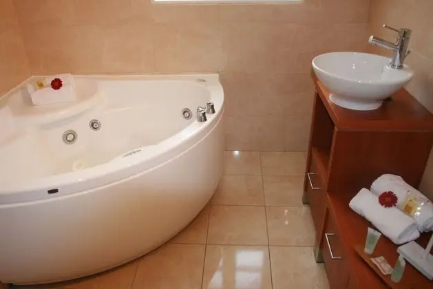 Junior Süit, 1 Büyük (Queen) Boy Yatak, Sigara İçilmez, Liman Manzaralı (Jetted Tub)