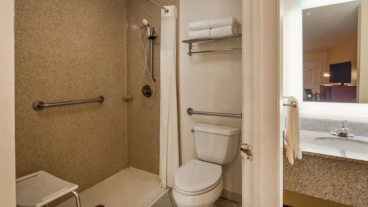 Standard Oda, 2 Büyük (Queen) Boy Yatak, Engellilere Uygun, Sigara İçilmez (Pet Friendly)