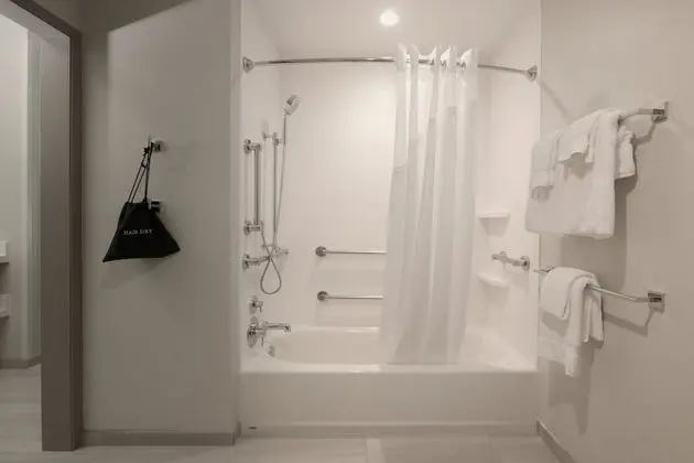 Standard Oda, 1 En Büyük (King) Boy Yatak, Engellilere Uygun (Mobility, Tub)