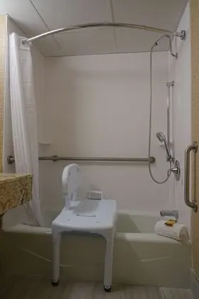 Standard Oda, 1 En Büyük (King) Boy Yatak, Engellilere Uygun, Küvet