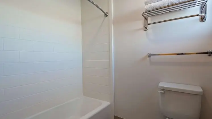 Standard Oda, 1 En Büyük (King) Boy Yatak, Sigara İçilmez, Buzdolabı ve Mikrodalga (1st Floor)