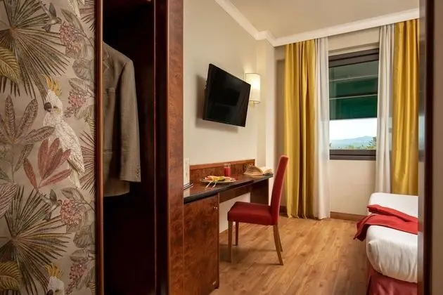 Comfort Oda, 1 Büyük (Queen) Boy Yatak (Converts to 2 Twin Beds)