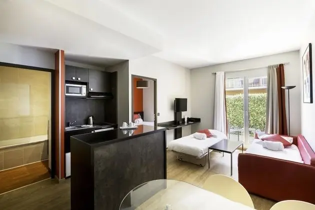 Superior Oda, 1 Büyük (Queen) Boy Yatak, Küçük Mutfak (Larger Room;with Sofabed)