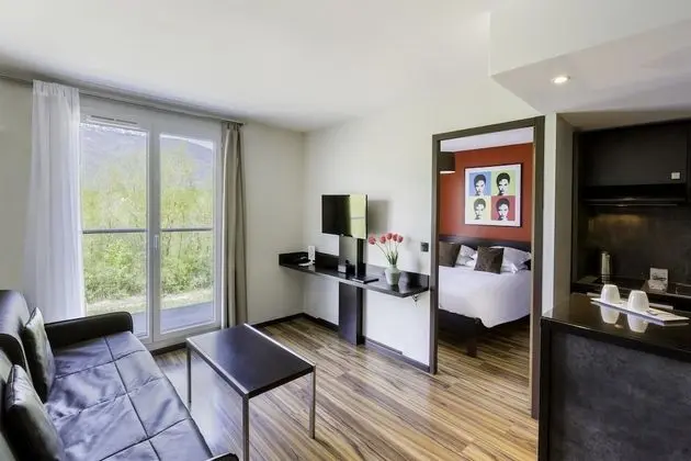 Superior Oda, 1 Büyük (Queen) Boy Yatak, Küçük Mutfak (Larger Room;with Sofabed)